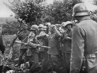 Wehrmacht soldiers with Soviet POW