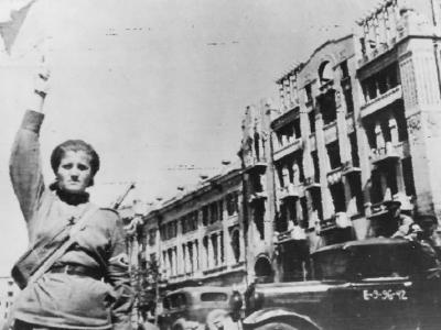 Woman military police direct traffic in Kharkov 1943