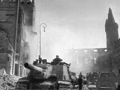 ISU-152 in Königsberg 1945