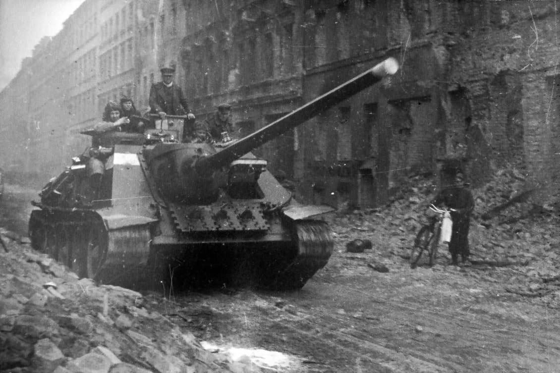 SU-100._Berlin_1945.jpg
