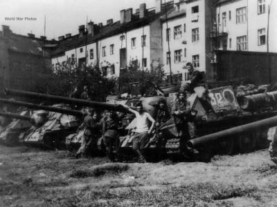 SU-100 of the 6th Guard Tank Corps, Prague May 1945