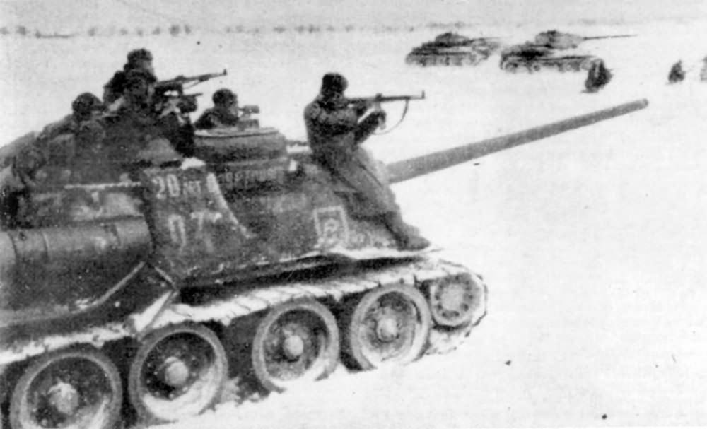 SU-100 and T-34-85 in action, winter