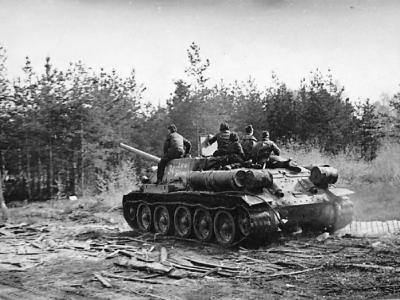SU-100 assault gun advance on German positions