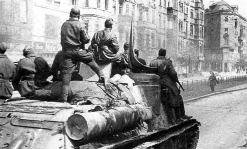 SU100 in Berlin 1945