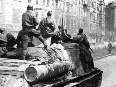 SU100 in Berlin 1945