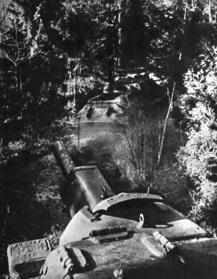 Su122 passing through the forest