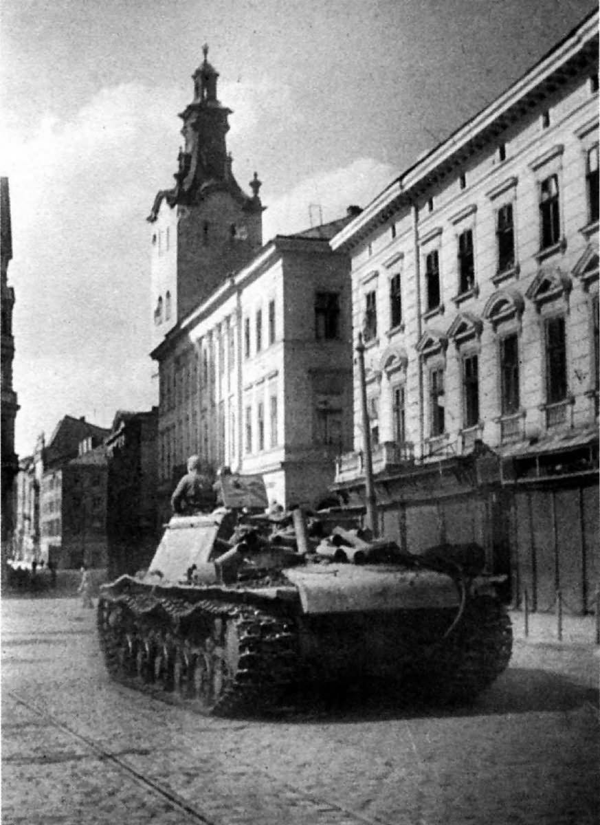 SU-152 in Lvov 1944 2