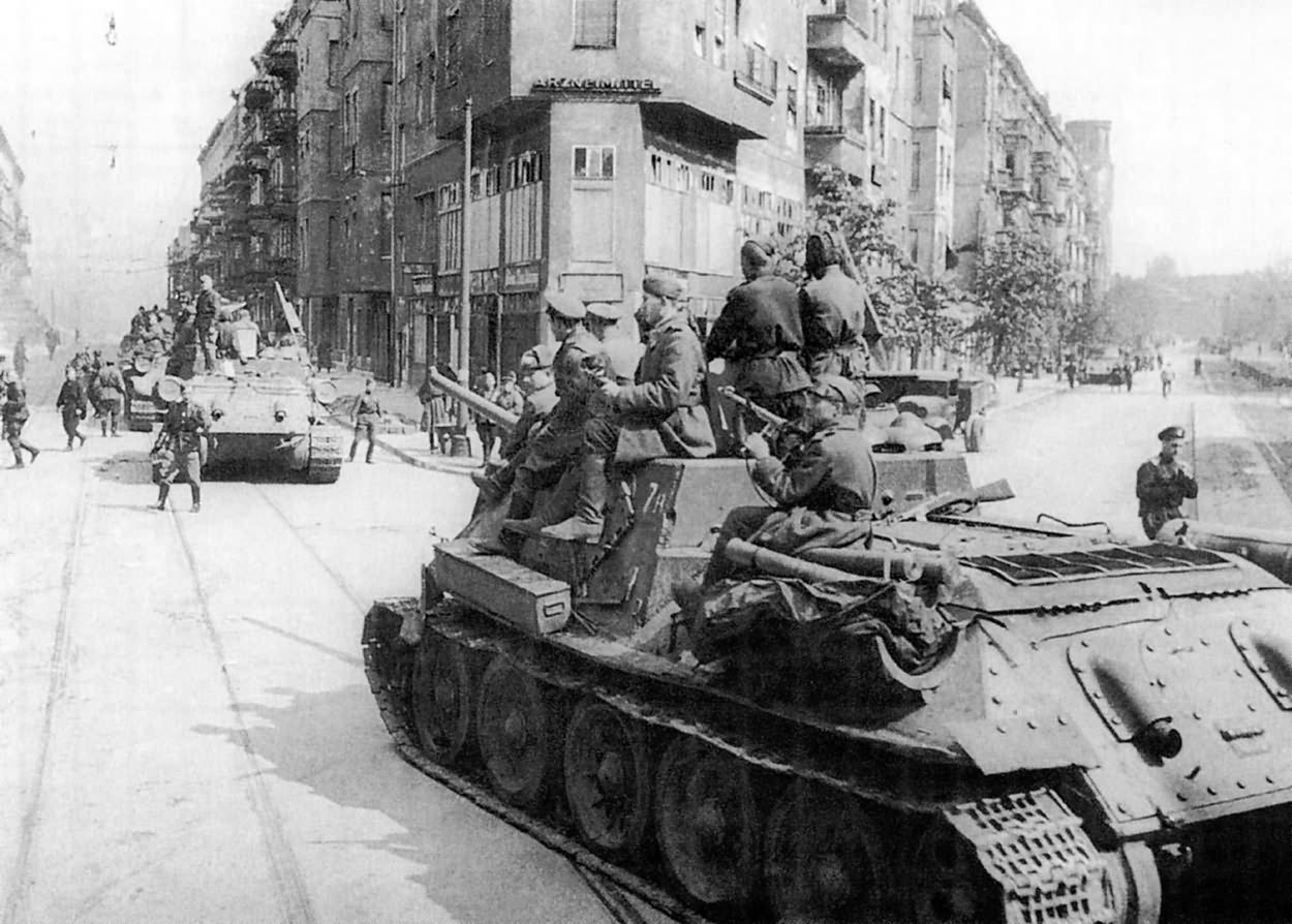 SU-85 guns in Berlin, May 1945