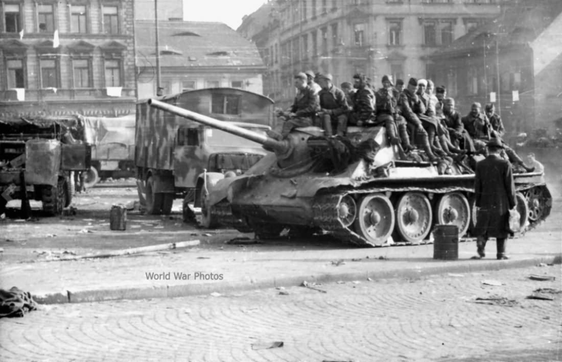 SU-85 Czechoslovakia May 1945