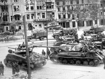 M4A2(76)W and IS-2 white „24” of the 2nd Guards Tank Army