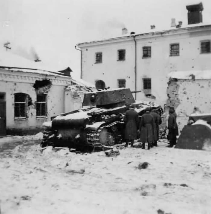 German troops inspect a KV1 tank winter