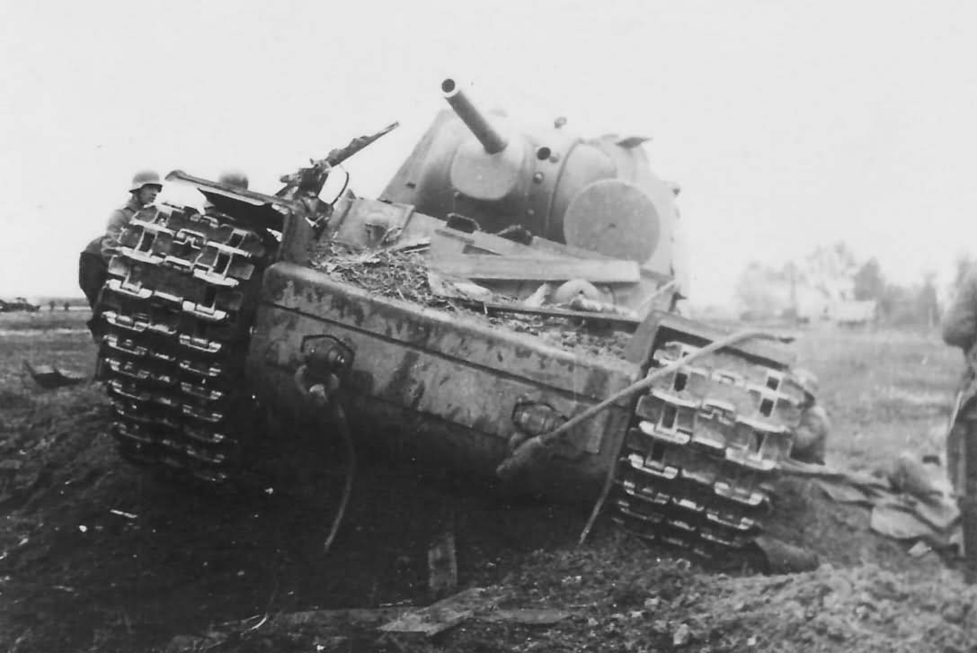 Soviet heavy tank Kliment Voroshilov KV-1 photo 1