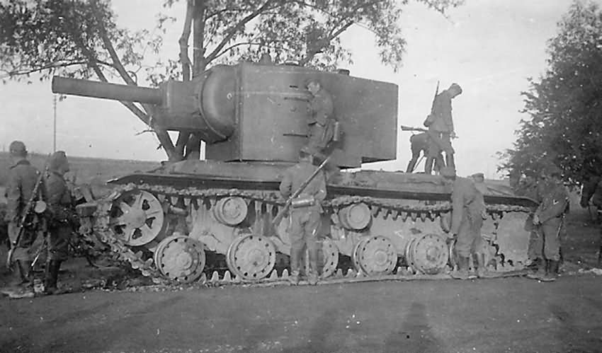 Heavy assault tank KV-2 1941