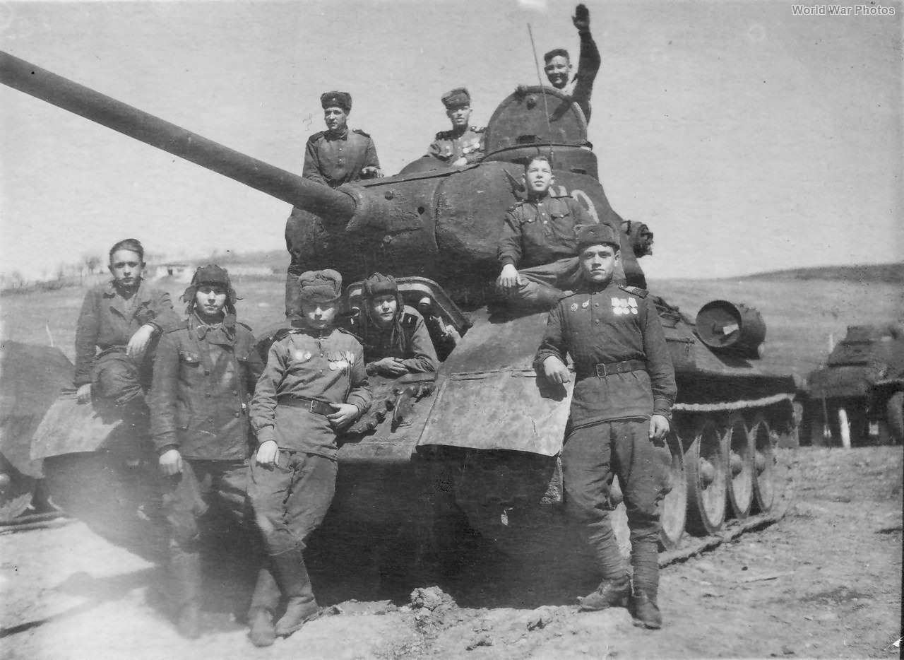 T-34-85 and crew 3