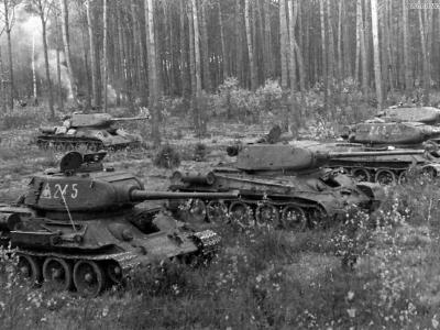 T-34-85 tanks of the 51st Brigade, 9th Guards Tank Corps August 1944