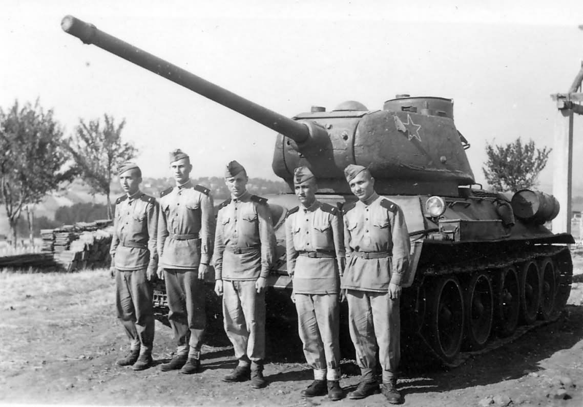 T-34-85 with crew