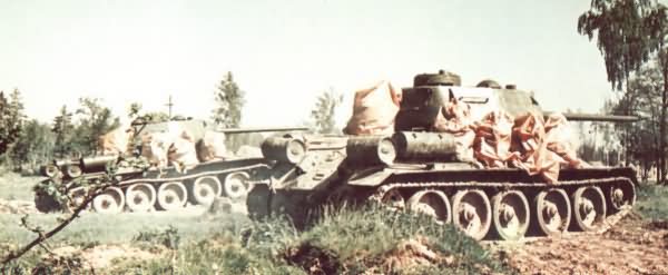 T-34-85 tank color photo 4