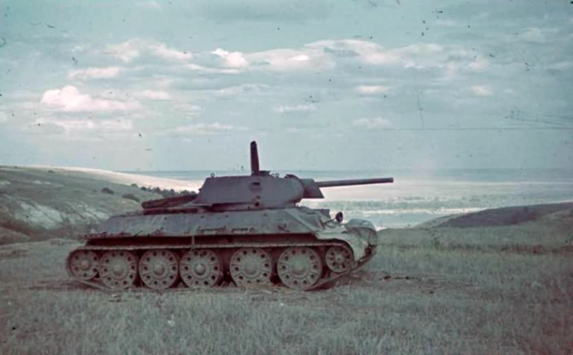 soviet tank T-34 color photo 1942